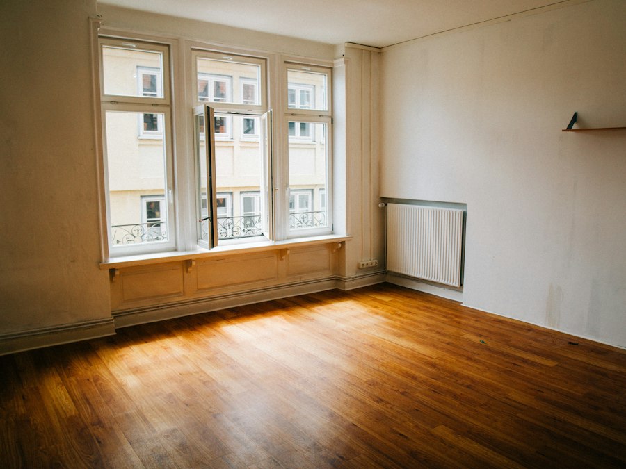 Leere, helle Wohnung mit Parkett